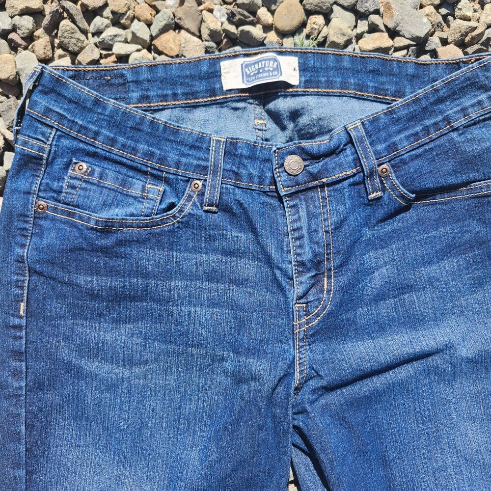 Levi’s Signature Women’s Size 12 Cropped Dark Wash Jeans Embroidered Detail - Picture 3 of 6